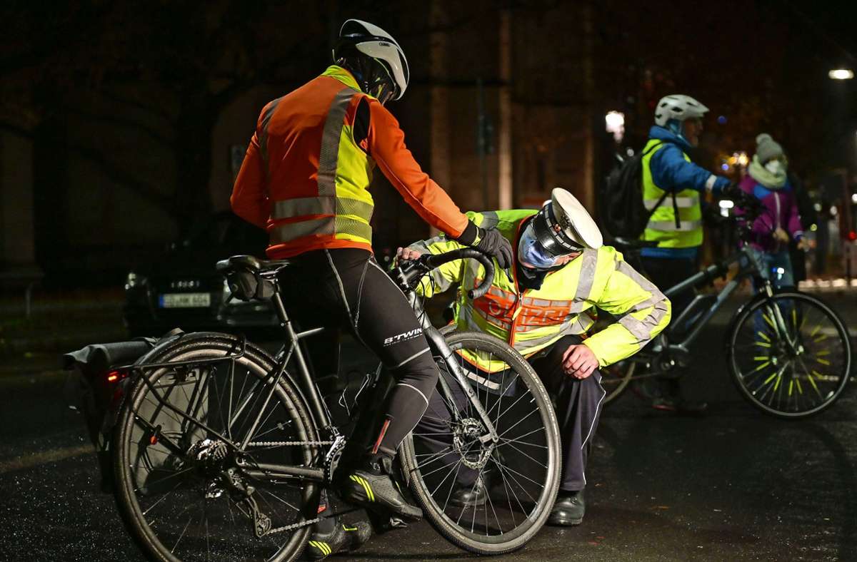 Genau hingeschaut hat  die Polizei bei einer  Fahrradkontrolle am Montagmorgen. Foto: Lichtgut/Leif Piechowski