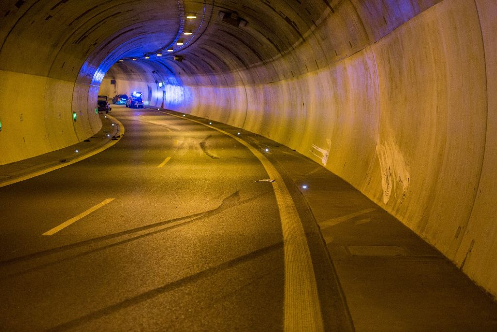 Am Sonntagnachmittag hat sich auf der Bundesstraße 14 im Leutenbach-Tunnel ein schwerer Unfall zugetragen.