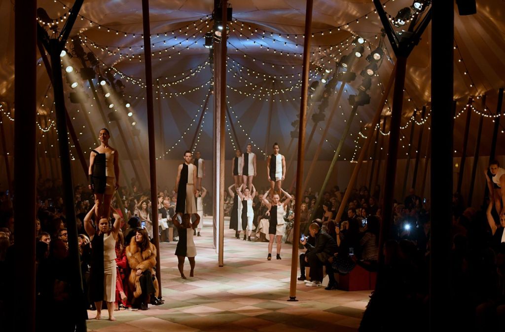 Eine weibliche Zirkusgruppe eröffnete die Haute Couture-Show mit akrobatischen Kunststücken. Am ersten Tag der Pariser Schauen mit Kollektionen für Frühjahr und Sommer 2019 legte Dior die Messlatte damit sehr hoch.