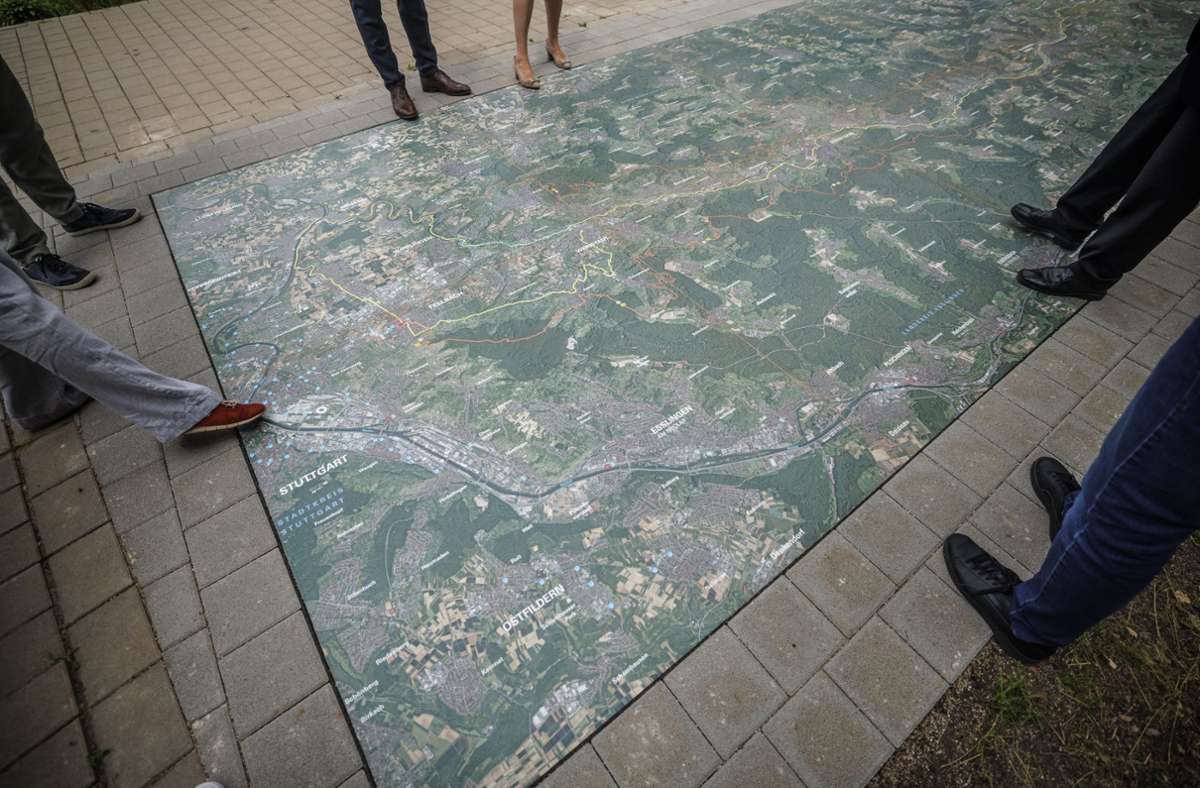 Die Luftbildkarte des Remstals auf dem Guntram-Palm-Platz in Fellbach