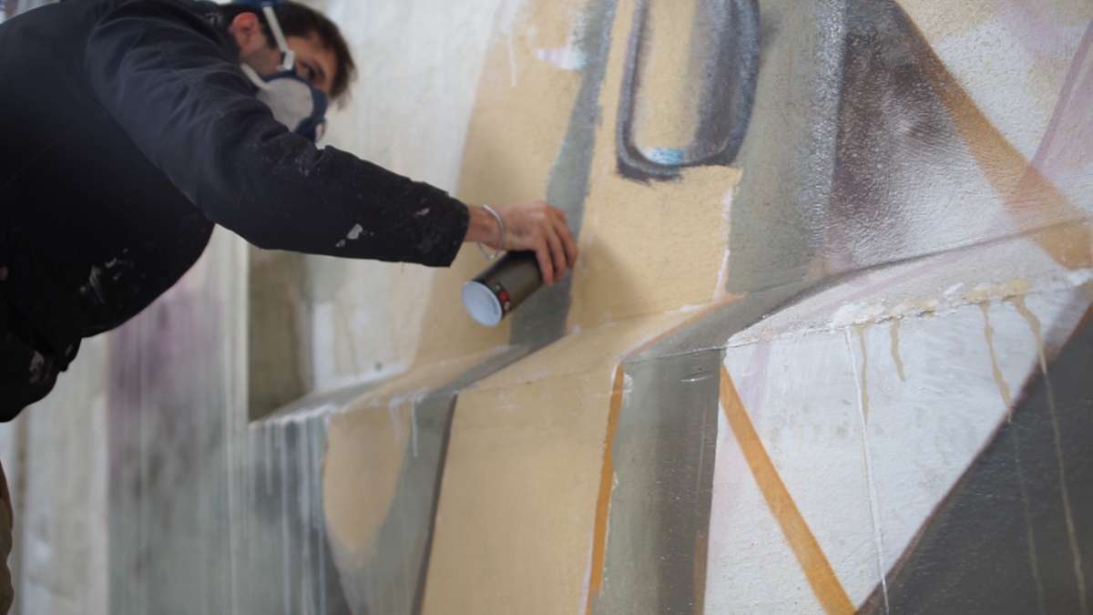 Der Esslinger Graffiti-Künstler Jack Lack sprühte ein gewaltiges Bild über die komplette Stirnseite der Halle.