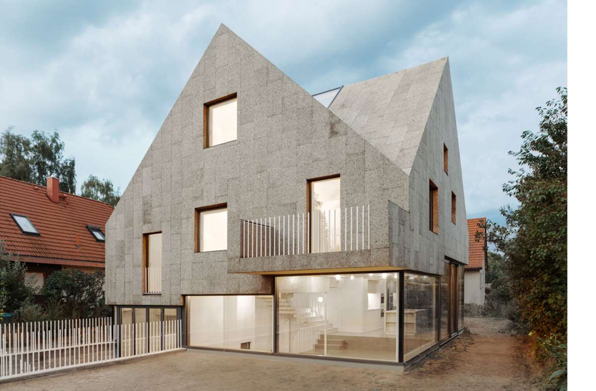 Als hätte man in einen Korkblock hineingeschnitten: Einfamilienhaus, ummantelt mit Kork. In Portugal gibt es das häufiger, in Deutschland bisher eher selten zu sehen. Hier zum Beispiel in Berlin, entworfen von rundzwei Architekten Andreas Reeg und Marc Dufour.