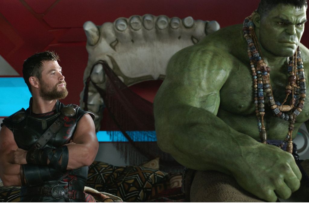 Thor (Chris Hemsworth) fragt sich, an welchen Kraftmaschinen der Hulk (Mark Ruffalo) wohl so trainiert.