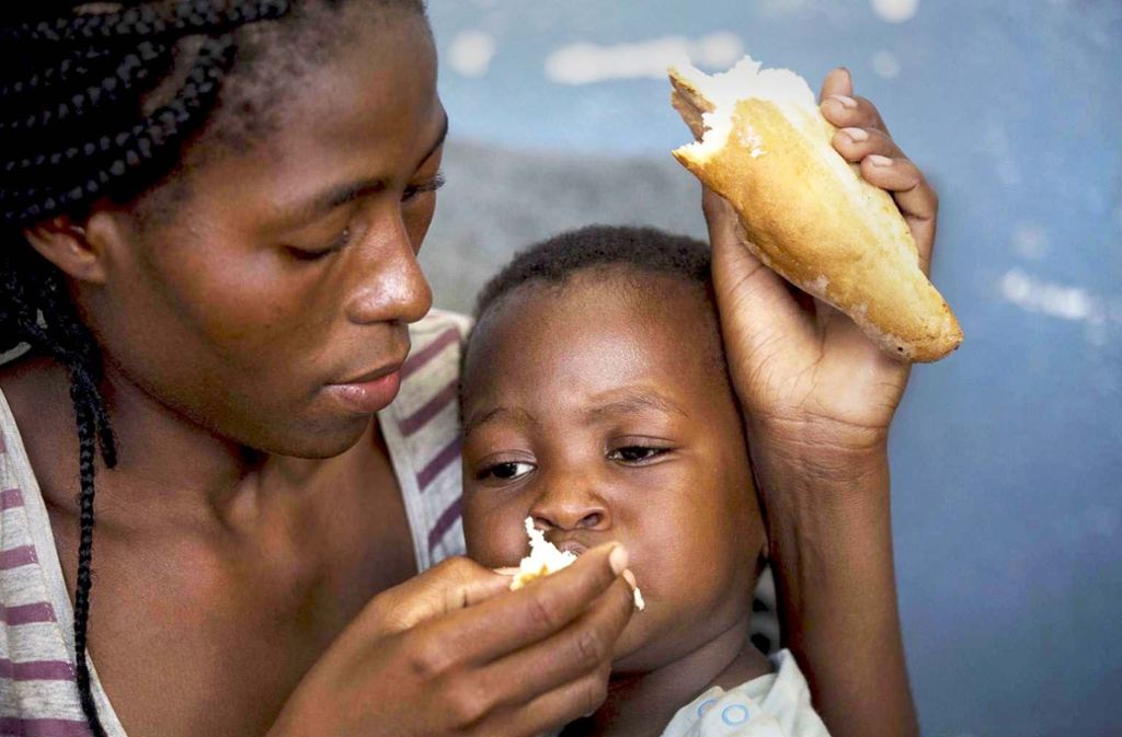 Eine Mutter füttert in Beira ihren kleinen Sohn mit Weißbrot. Nahrung und Medikamente werden in Mosambik jetzt am notwendigsten gebraucht.