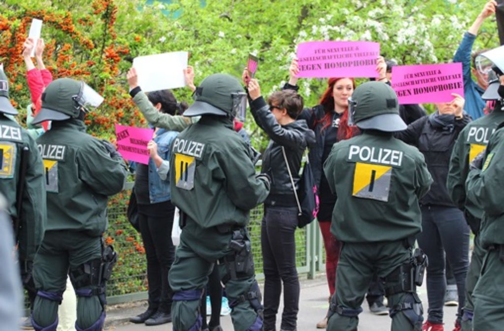Mehrere hundert Gegner des grün-roten Bildungsplans sind am Samstag durch Stuttgart gezogen. Eindrücke von der Demo und den beiden Gegendemonstrationen sehen Sie in der Fotostrecke. Foto: FRIEBE|PR/ Yannik Specht