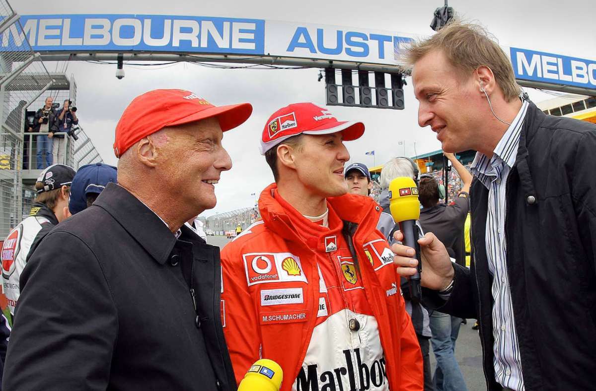 Die Hochzeit der Formel 1: Experte Niki Lauda, Ferrari-Star Michael Schumacher und RTL-Moderator Florian König (v. li.) unterhalten sich vor dem Saisonauftakt 2005 in Melbourne. Foto: imago/Thomas Melzer