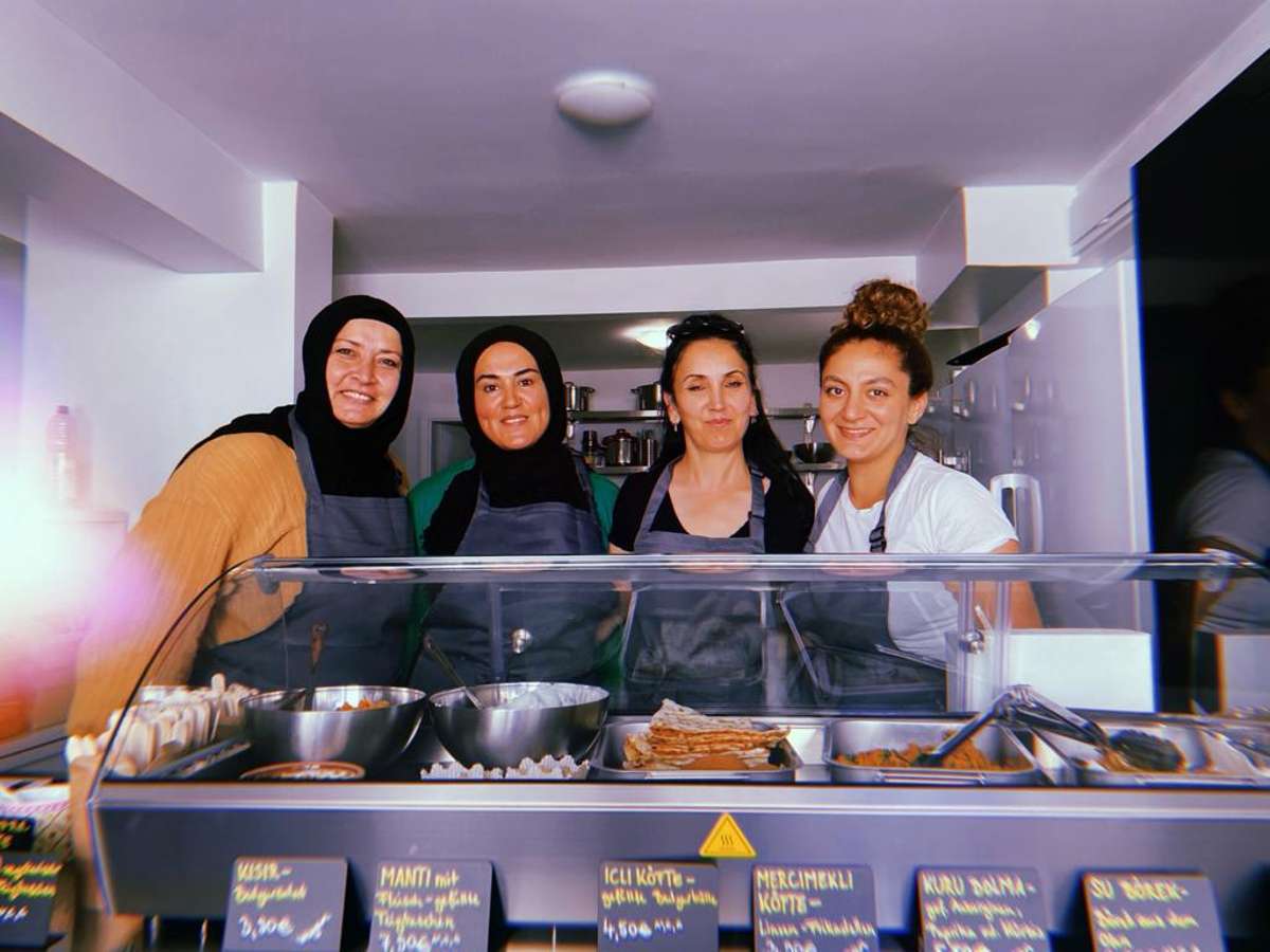Bei Mommies Kitchen Gang arbeiten ausschließlich Mamas. Meryem, Nazan und Emine sind eigentlich Hausfrauen, haben wenig gearbeitet, mussten quasi kochen - wie Dilan es beschreibt.