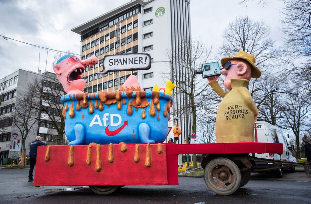 Tief in der Scheiße: Dieser Motivwagen hat die Überwachung der rechtskonservativen AfD durch den Verfassungsschutz zum Thema.