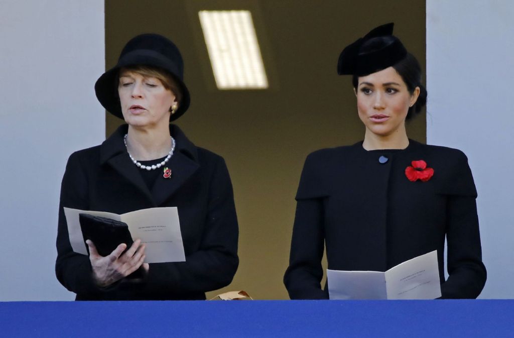 Herzogin Meghan (rechts) ist bei der Zeremonie ohne ihren Ehemann Prinz Harry.