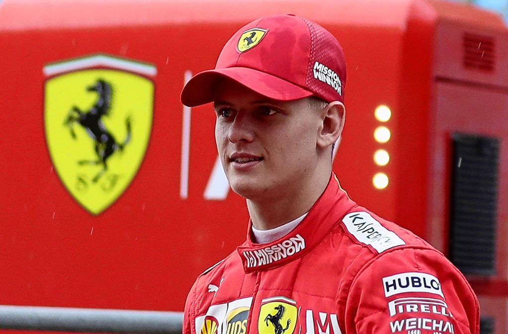 Womöglich kommt Mick Schumacher bald in dieser Arbeitskleidung zu den Rennen. In Bahrain absolvierte er im Frühjahr zumindest Testfahrten für Ferrari.