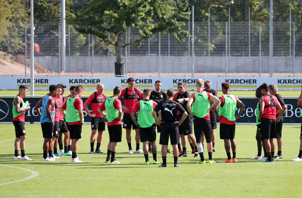 Was den Bundesligisten mit Kreisligavereinen verbindet: Auch Europa-Kanditaten trainieren klassisch mit Leibchen.