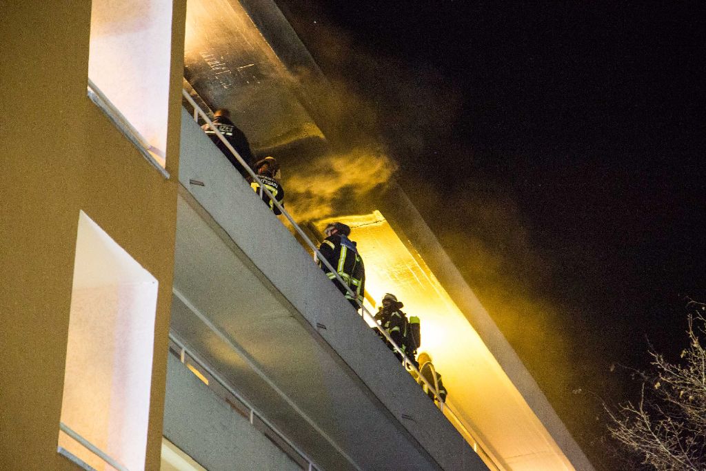 Im Rotweg im Stuttgarter Stadtteil Rot stand in der Nacht auf Dienstag die Dachwohnung eines Mehrfamilienhauses in Flammen.