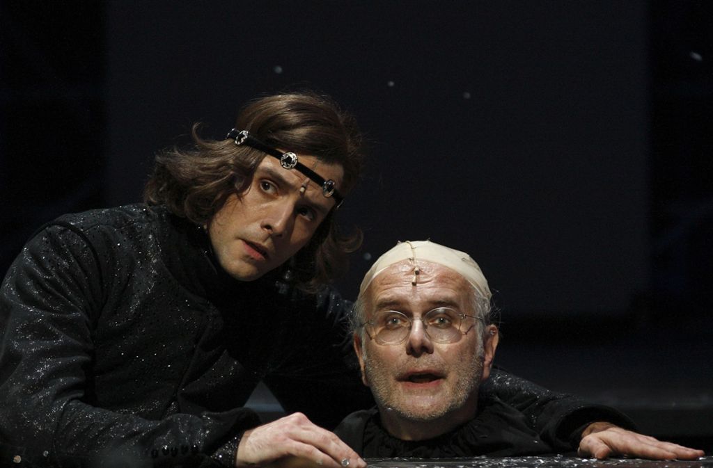 Harald Schmidt spielte 2008 in dem Hamlet-Musical „Der Prinz von Dänemark“ im Schauspiel Stuttgart die Rolle des Polonius. Den Hamlet übernahm Benjamin Grueter (links).