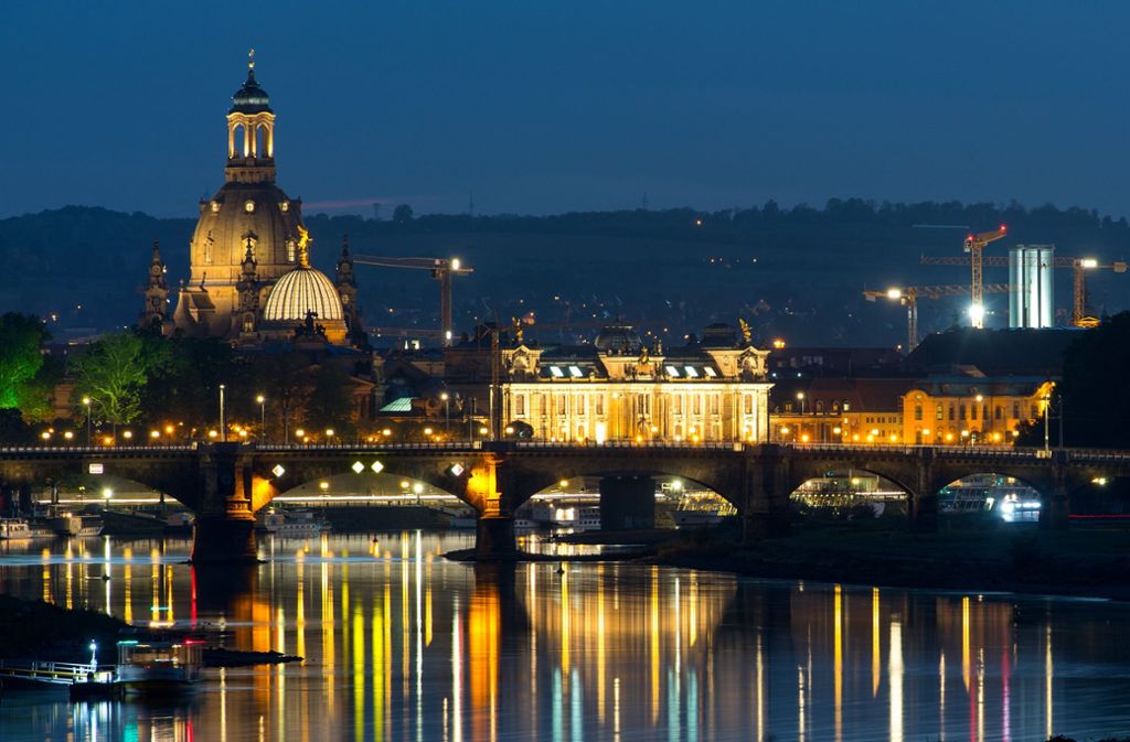 Blick auf die historische Altstadtkulisse von Dresden bei Niedrigwasser der Elbe.