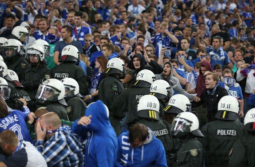 Noch vor der Europa-League-Partie zwischen Schalke 04 und PAOK Saloniki kommt es zu Auseinandersetzungen von Schalke-Fans und der Polizei. Foto: dpa (Archivfoto)