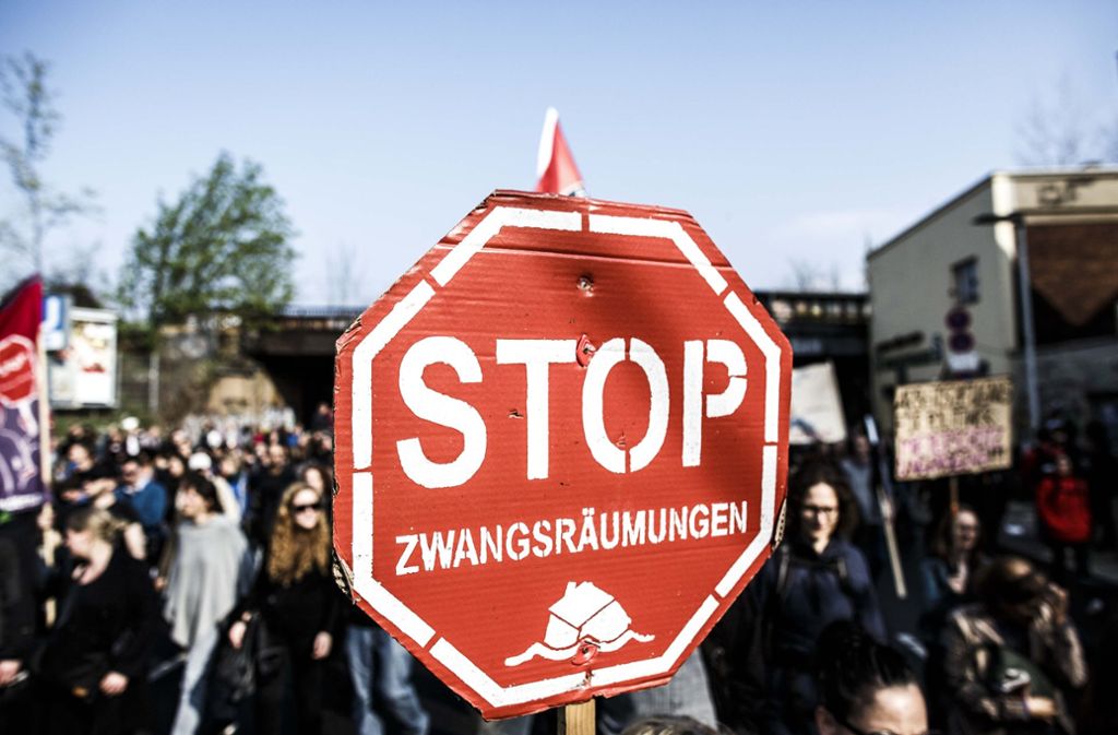 Mehr als 10.000 Menschen sind am Samstag auf die Straße gegangen, um ein Zeichen gegen den „Mietwagnsinn“ zu setzen.