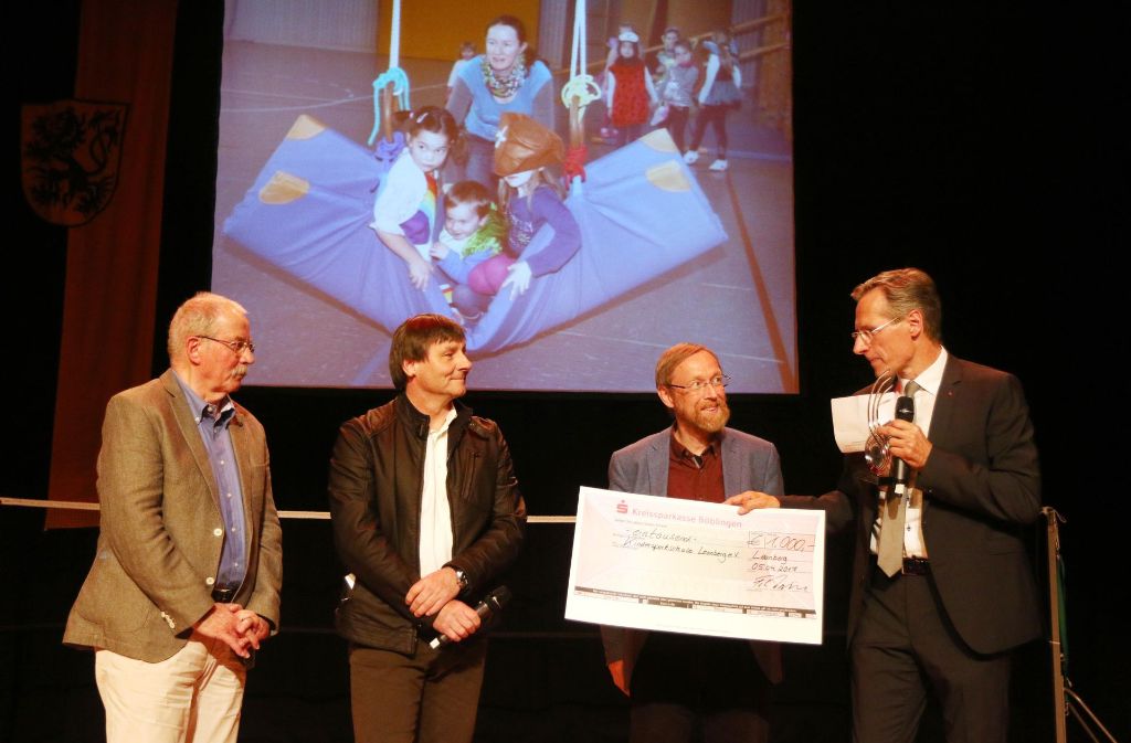 Sportlergala: Kreissparakassendirektor Frank Diedrich (rechts) überreicht den Sonderpreis der KSK an die Vertreter der KiSS Leonberg.