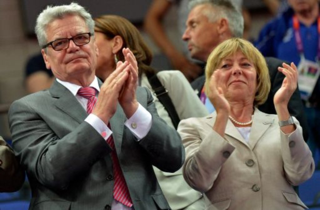 Bundespräsident Joachim Gauck und seine Lebensgefährtin Daniela Schadt feuern die deutschen Turner an.