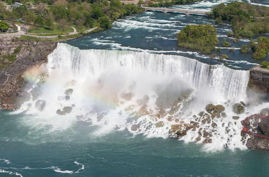 Der Niagara River verbindet den Eriesee mit dem Ontariosee. Die oben gelegenen Inseln Luna Island und Goat Island (Ziegeninsel) spalten die Fälle in drei Teile: Die American Falls und die kleineren Bridal Veil Falls, die beide ausschließlich auf US-amerikanischem Gebiet liegen und die Horseshoe Falls, durch die die Grenze zwischen den USA und Kanada verläuft.