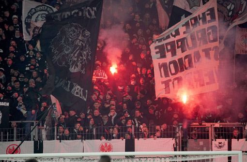 Wegen gezündeter Pyrotechnik durch Fans muss Eintracht Frankfurt nun eine hohe Geldstrafe bezahlen. Foto: IMAGO/eu-images/IMAGO