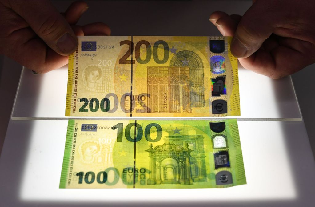 Die Scheine der zweiten Serie zeichnen sich durch ein „Porträt-Fenster“ aus. Wird die Banknote gegen das Licht betrachtet, erscheint im durchsichtigen Fenster am oberen Ende des Hologramms ein Porträt der Europa.