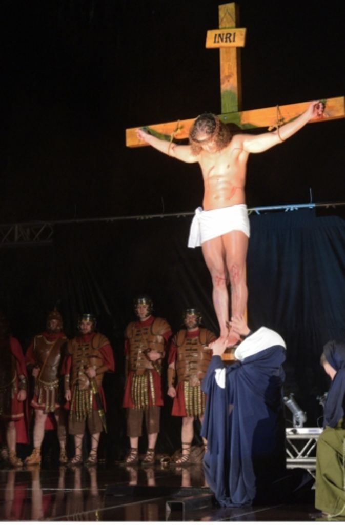 Mitglieder der italienischen katholischen Gemeinde stellen am in Ulm die Kreuzigung Jesu nach. Knapp 100 Menschen wirken bei einem lebenden Kreuzweg mit, bei dem das Leiden Jesu am Karfreitag dargestellt wird.
