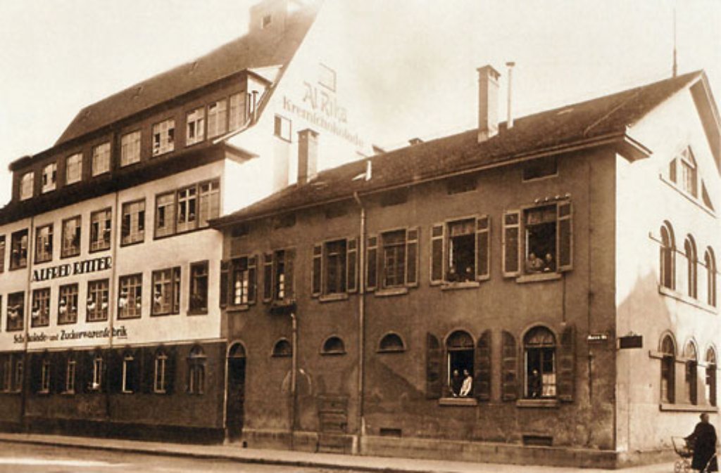 ... Schokoladen- und Zuckerwarenfabrik in Stuttgart-Bad Cannstatt. Die erste Produktion war in der Inneren Moltkestraße (heute Sodernerstraße), danach kam 1919 der Umzug in die Wilhelmstraße 16. Einen Laden gab es in der Bahnhofstraße und rund um 1923 einen weiteren Laden am Wilhelmsplatz.