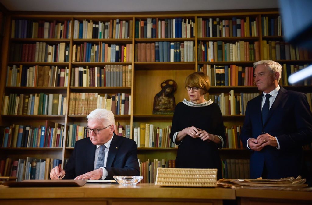 Eintrag ins Gästebuch am Schreibtisch von Theodor Heuss. Mit Ehefrau Elke Büdenbender und Vize-Ministerpräsident Thomas Strobl