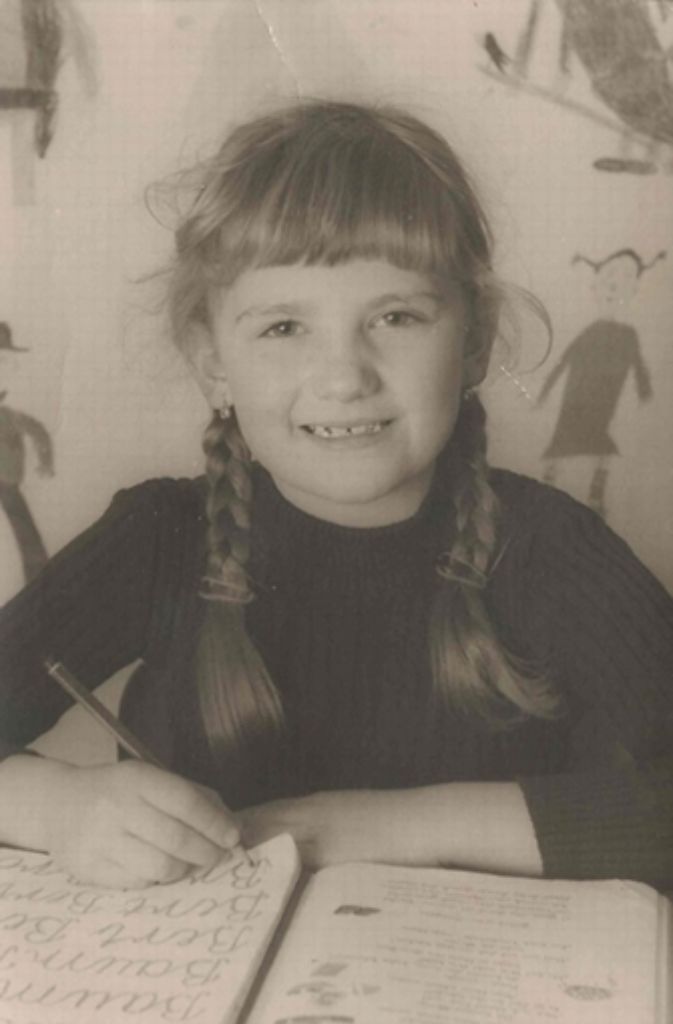 Am 26. Juli 1964 wird Bettina Wilhelm als Tochter einer alteingesessenen Wengerterfamilie in Bad Cannstatt geboren. Aufgewachsen und zur Schule gegangen ist die heutige OB-Kandidatin in Stuttgart-Rotenberg.