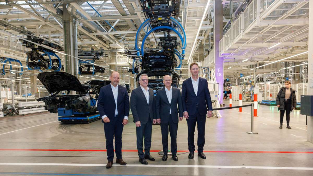 Jörg Burzer, Vorstandsmitglied der Mercedes-Benz AG, (v.l.), Gesamtbetriebsratsvorsitzender Ergun Lümali, Kanzler Olaf Scholz und Ola Källenius, Vorstandsvorsitzender der Mercedes-Benz AG.