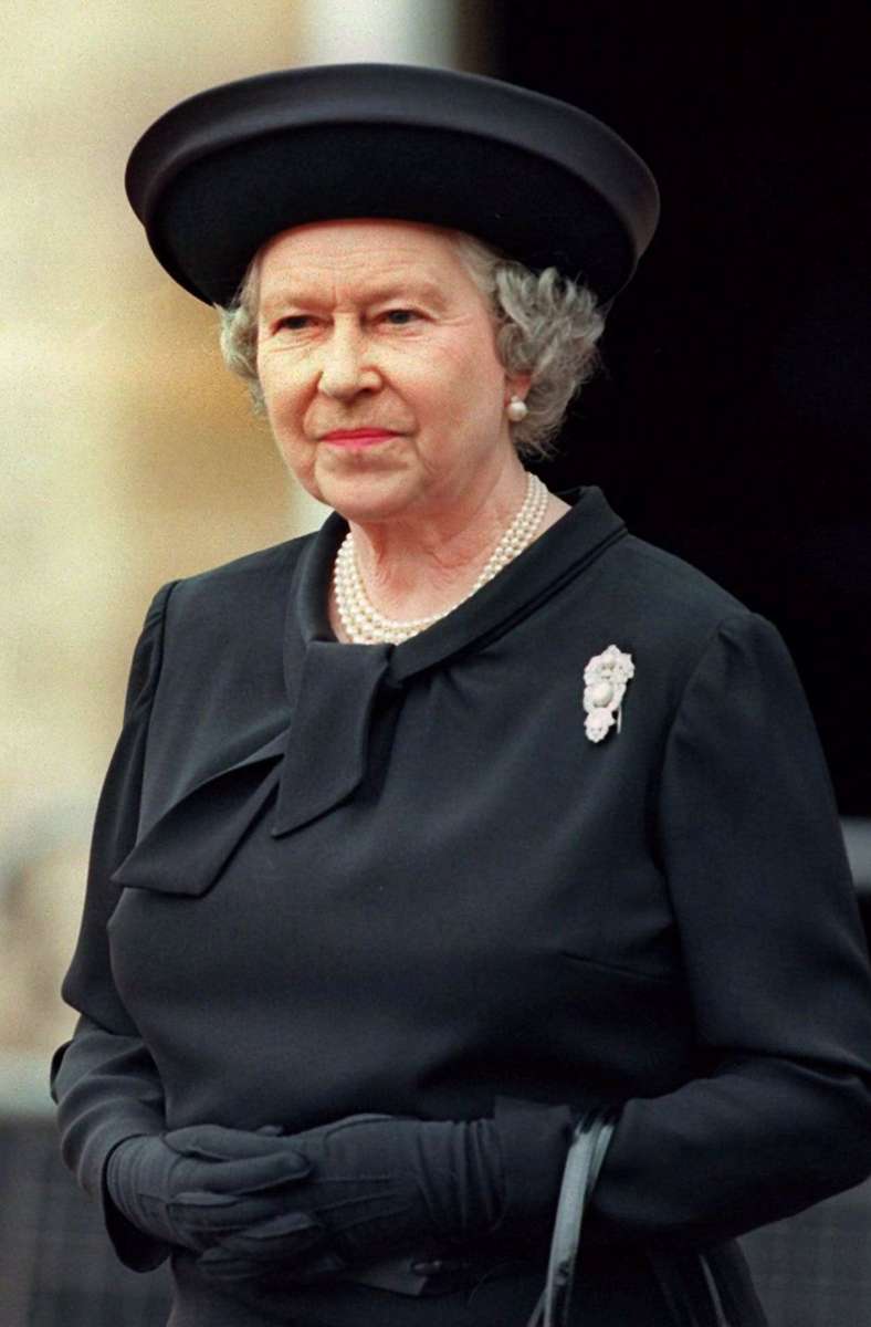 Statt sich in London den Trauernden zu zeigen, zieht es Elizabeth vor, sich mit Ehemann Prinz Philip und dem Rest des Windsor-Clans nach Schottland zurückzuziehen. Das Volk ist verstört.