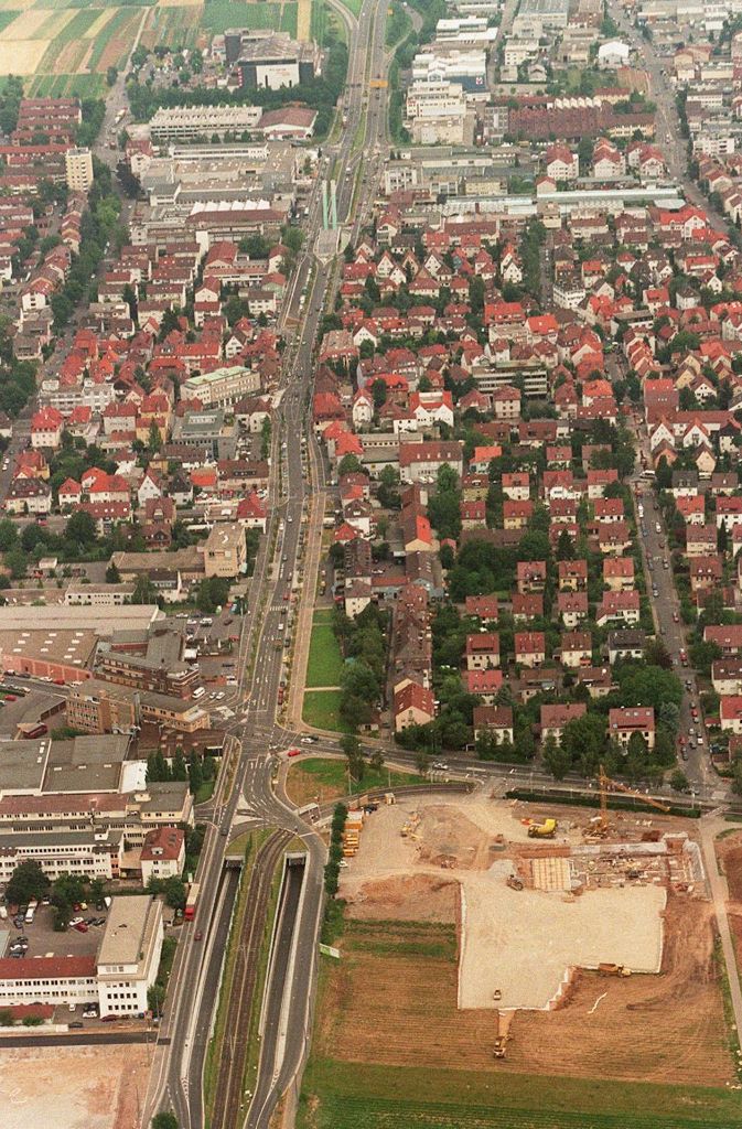 Luftbild aus dem Jahr 1998 mit Baustelle Pflanzen Kölle (re.).