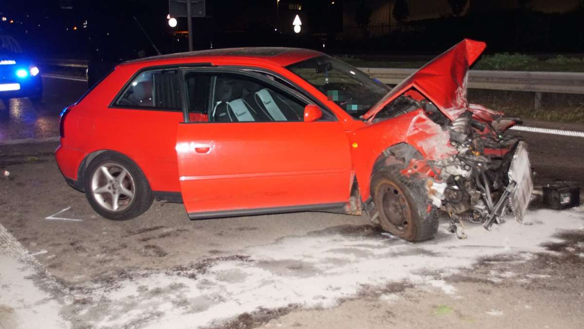 Unfall in Stuttgart: Unfallverursacher flüchtet – Polizei sucht Golf GTI