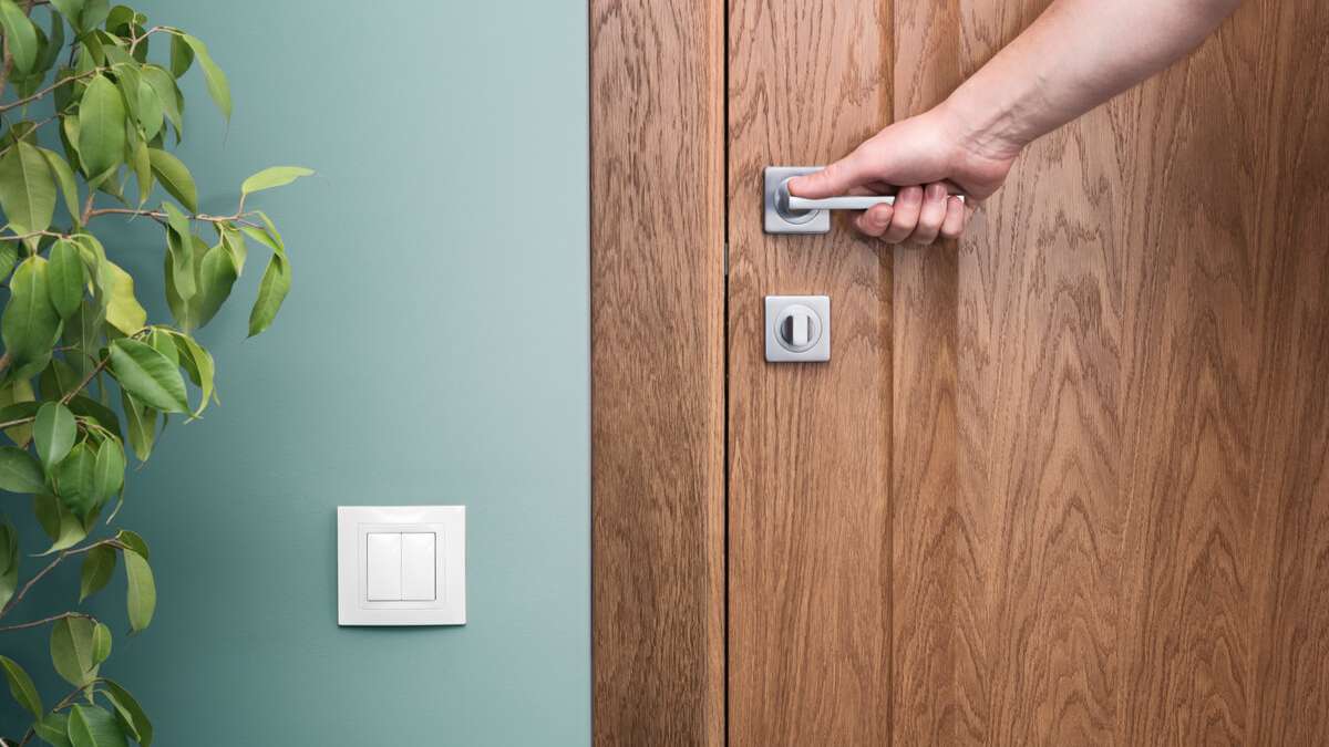 In diesem Ratgeber zeigen wir Ihnen die 4 hilfreichsten Methoden, wie sich laute Türen leise schließen lassen.