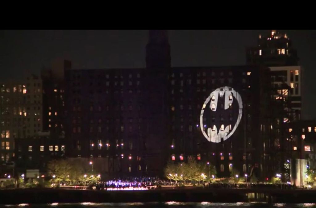 Eine Projektion des Logos in New York, die Stadt, die insgeheim für Gotham City Pate gestanden hat.