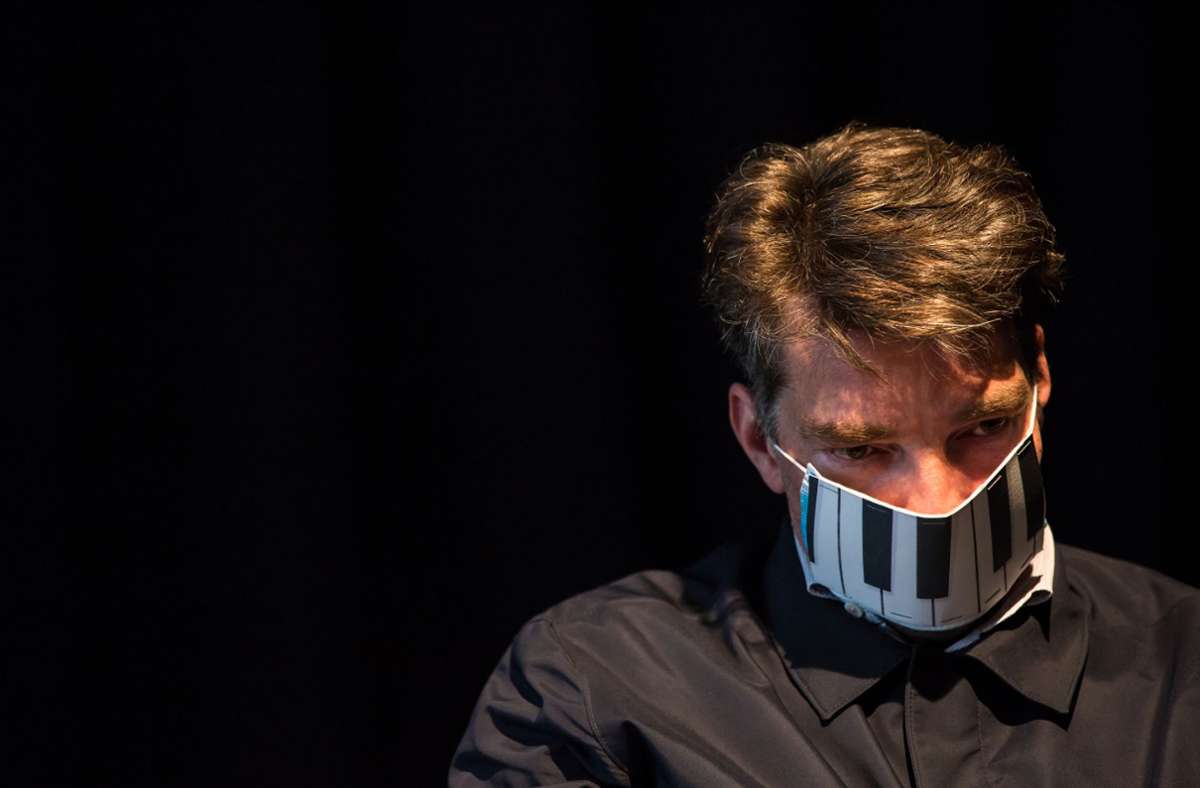 Maske mit Klaviertastatur: Marco Goecke setzt beim Choreografieren auf Abstand.