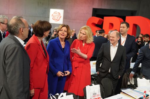 Parteitag 2019 – jetzt könnte Lars Klingbeil (rechts) neuer SPD-Chef werden – zusammen mit Saskia Esken (Mitte links) oder Manuela Schwesig (Mitte rechts) Foto: dpa/Kay Nietfeld