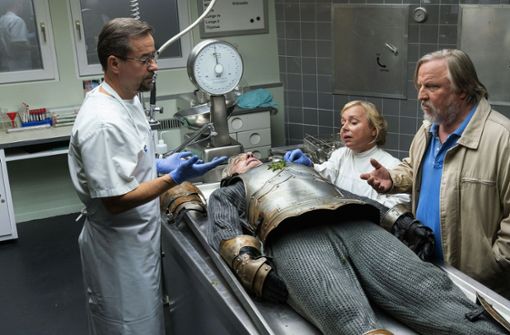 Der Ermittler in Münster bekommen es mit einer Leiche in Ritterrüstung zu tun. Foto: WDR/Thomas Kost