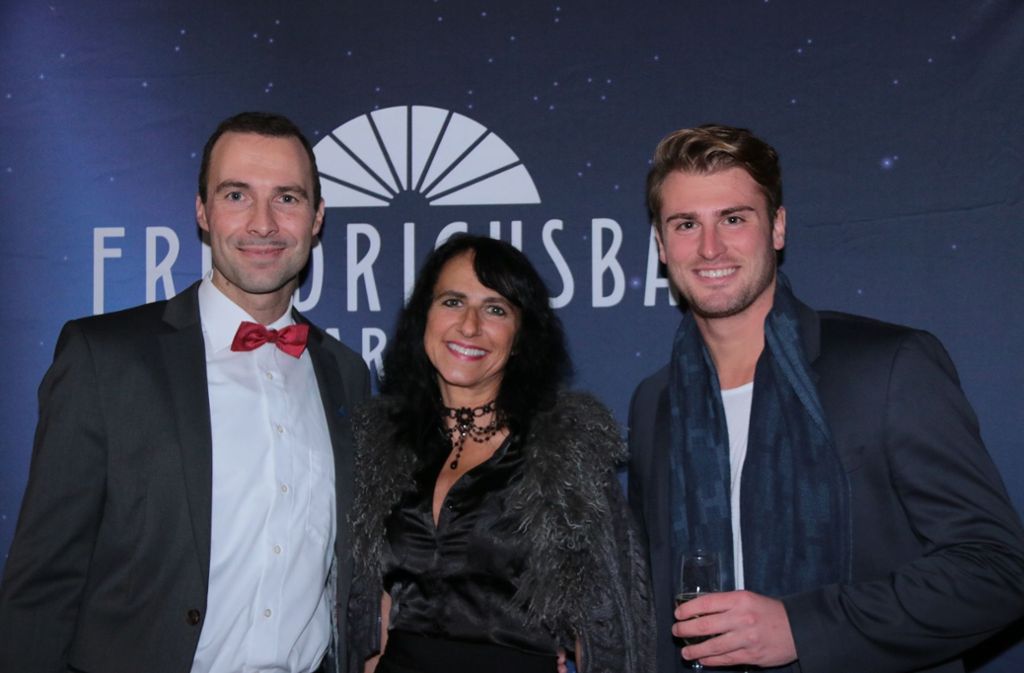 Varieté-Chef Timo Steinhauer, Christina Semrau, Botschafterin des Kinderhospizes, und Filmregisseur Robin K. Bieber (von links).