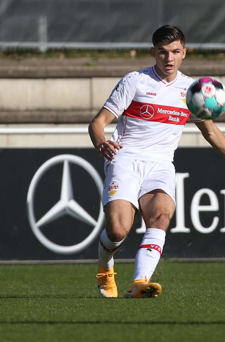 Antonis Aidonis gehört mit seinen 19 Jahren die Zukunft in der Stuttgarter Abwehr. Am Wochenende spielte er im Regionalliga-Team beim 2:2 gegen Kickers Offenbach 90 Minuten durch. Auf Schalke dürfte der Youngster auf der Bank sitzen.
