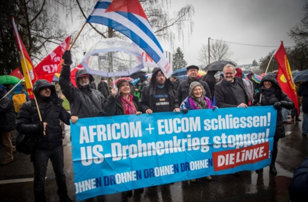 Vor der Kommandozentrale für die US-Streitkräfte in Europa (EUCOM) in Stuttgart-Vaihingen haben sich am Samstag nach Angaben der Veranstalter etwa 400 Menschen versammelt.