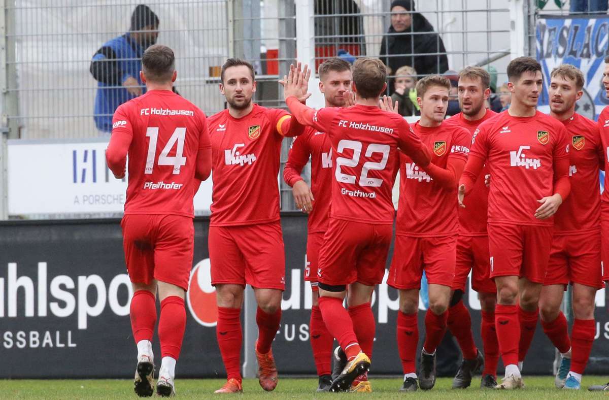 Der FC Holzhausen bejubelt die 2:1-Führung durch Janik Michel.