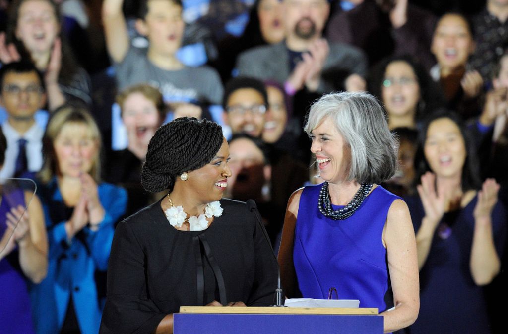 Ayanna Pressley (links) und Katherine Clark feiern ihren Wahlsieg.