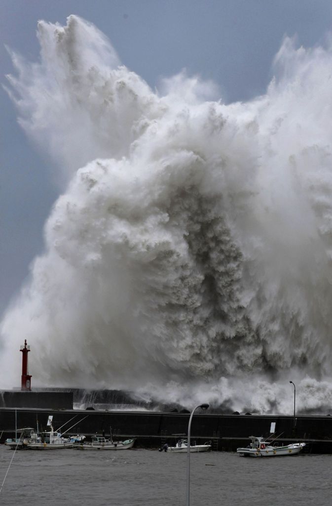 Der Taifun „Jebi“ erzielt Windgeschwindigkeiten von bis zu 216 Kilometern in der Stunde.