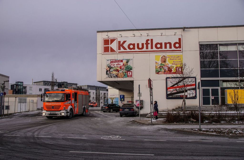Wegen eines Tiefgaragenbrands musste das Kaufland in Stuttgart-Möhringen evakuiert werden.