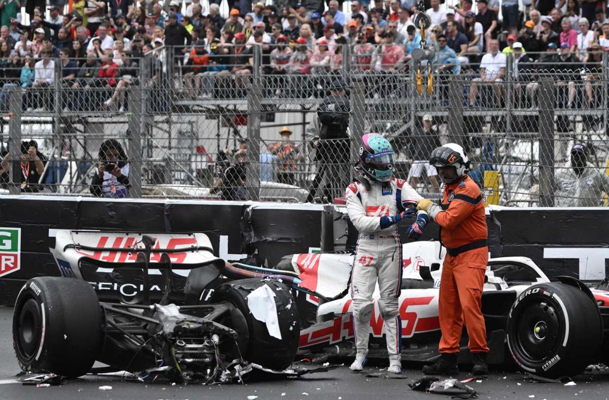 Ende März hatte ein Unfall Schumachers in Saudi-Arabien für bange Minuten gesorgt, im Qualifying von Dschidda krachte der Deutsche mit weit mehr als 200 km/h in die Streckenbegrenzung.
