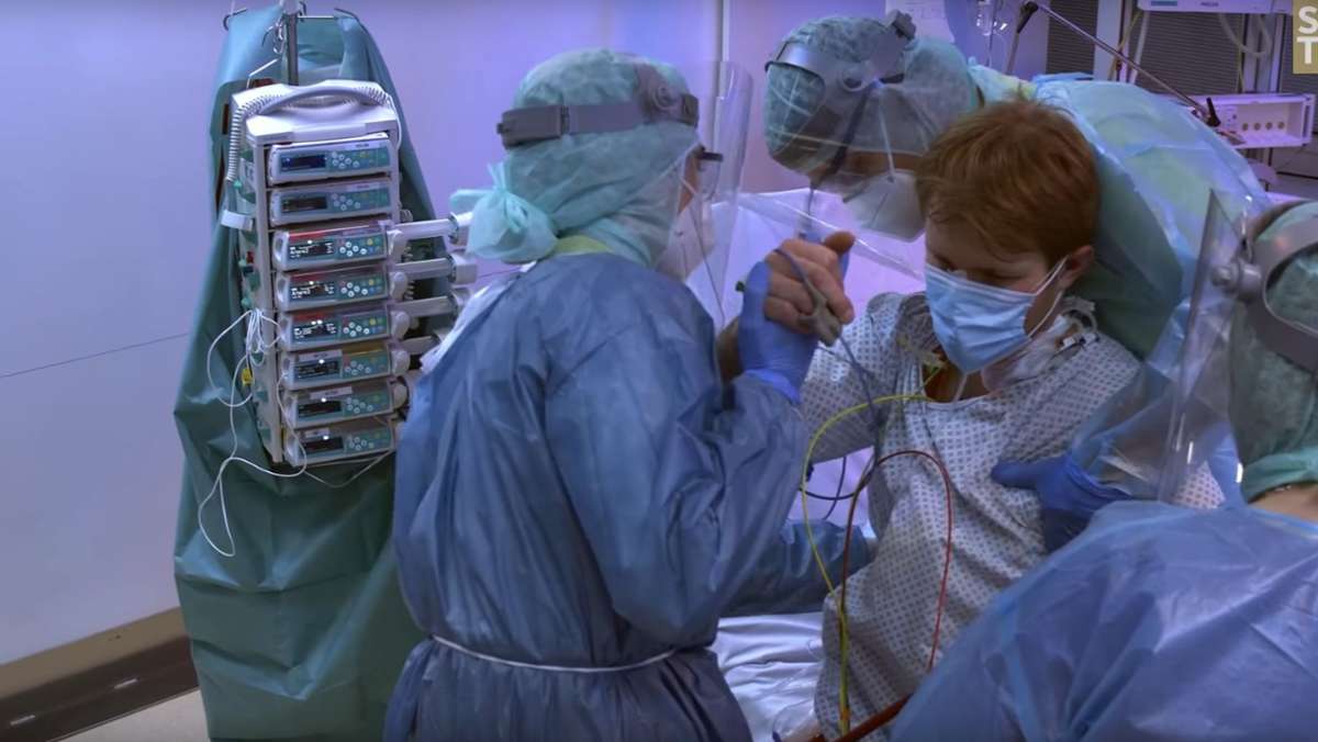  In einem Lehrvideo der Uniklinik Tübingen wird die realistische Behandlung eines schwer kranken Covid-19-Patienten simuliert. Dargestellt wird dieser von einem jungen Arzt. Er erzählt, wie Patienten versuchen, diesen Überlebenskampf zu meistern. 