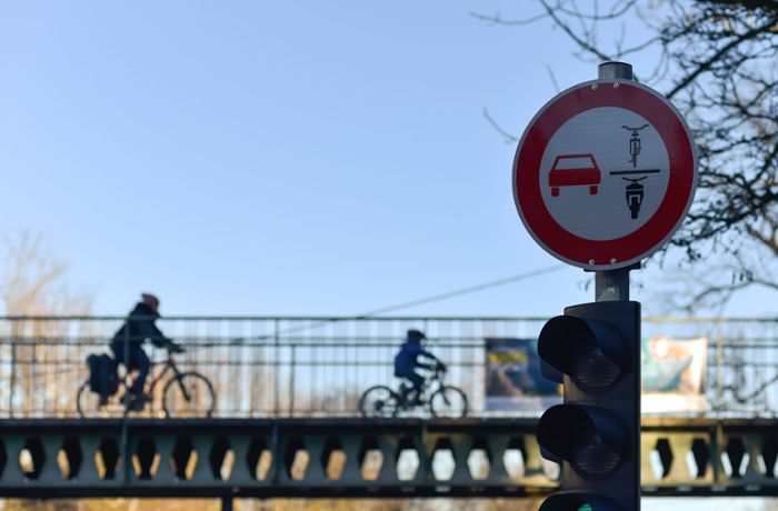 Stuttgart-Kaltental: Polizei überwacht Fahrrad-Überholverbot
