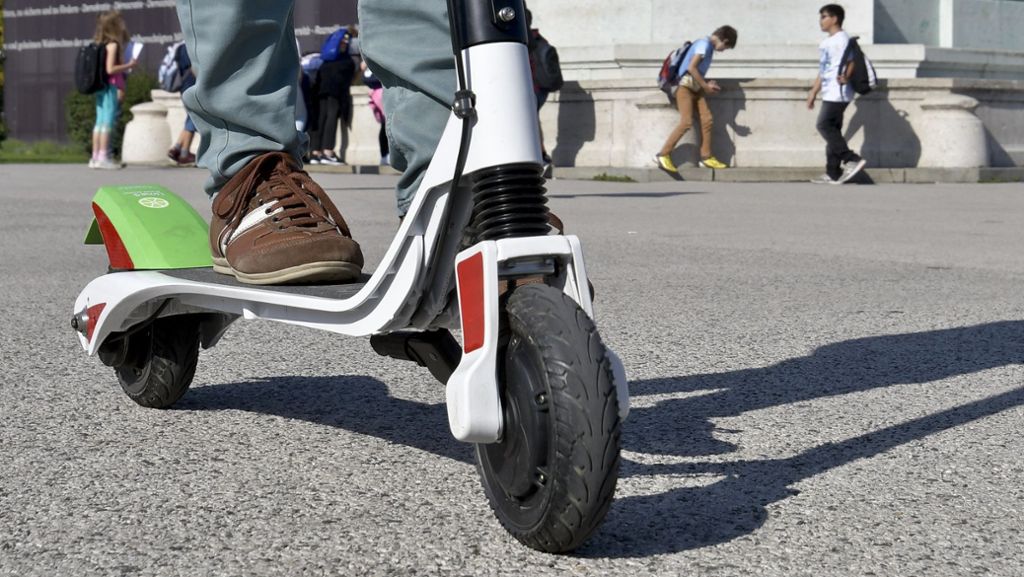  E-Scooter sollen bald legal im Straßenverkehr in Deutschland genutzt werden dürfen. Die einen sehen darin einen weiteren Anreiz zum Umstieg auf öffentliche Verkehrsmittel. Doch Fußgängerverbände gehen auf die Barrikaden. Auch einige Bundesländer sind skeptisch. 