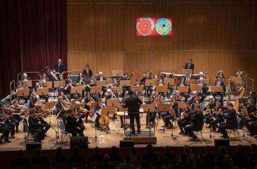 Das Leonberger Sinfonieorchester musiziert mit  seinem Dirigenten Alexander Adiarte in der Leonberger Stadthalle. Foto: /Jürgen Bach